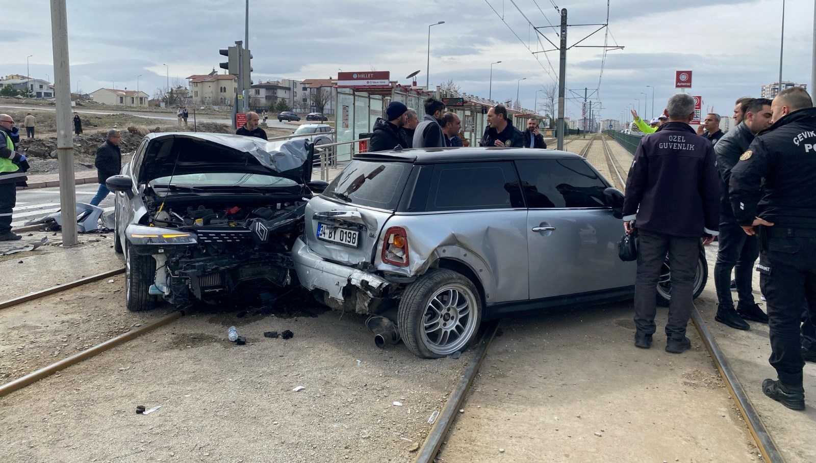 Çarpışan arabalar tramvay yoluna sürüklendi 71 carpisan arabalar tramvay yoluna suruklendi ZhqeNnly