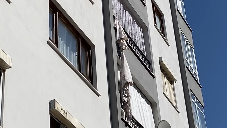 carsaflari birbirine baglayarak alt kata inmek istedi 4 kattan dustu