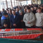 cati tamiri yaparken dusup olen baba ogul ruzgara karsin calismak zorunda kalmis Or1FOOM6