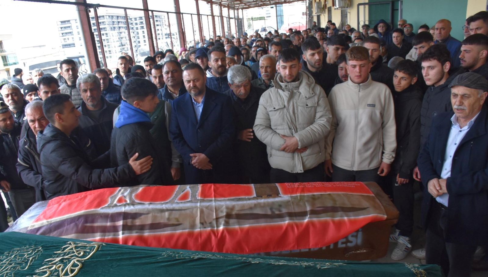 cati tamiri yaparken dusup olen baba ogul ruzgara karsin calismak zorunda kalmis Or1FOOM6