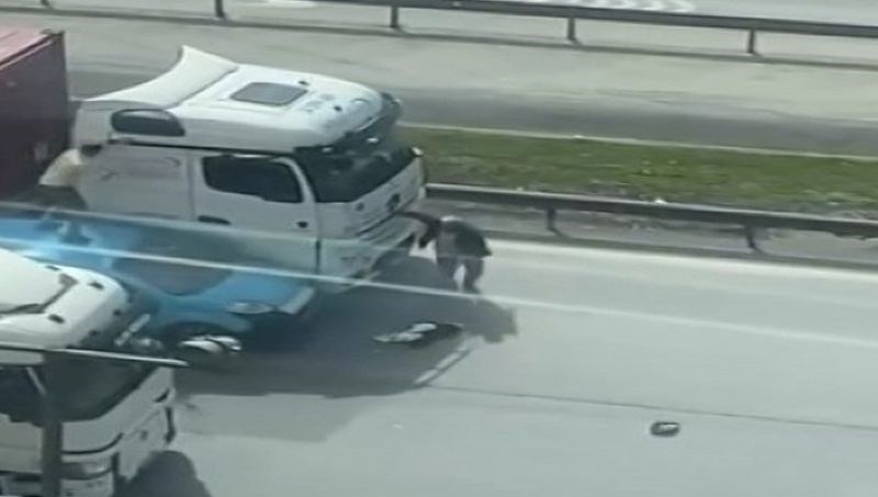 cekicle saldirdigi tirin altinda kaliyordu BVjycWnC