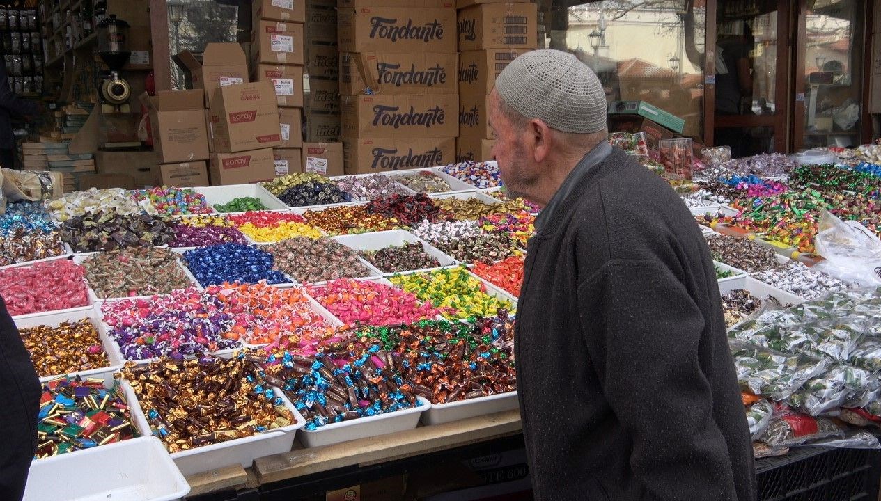 cesit cesit seker ve kolonyalar tezgahta UjDgymKq