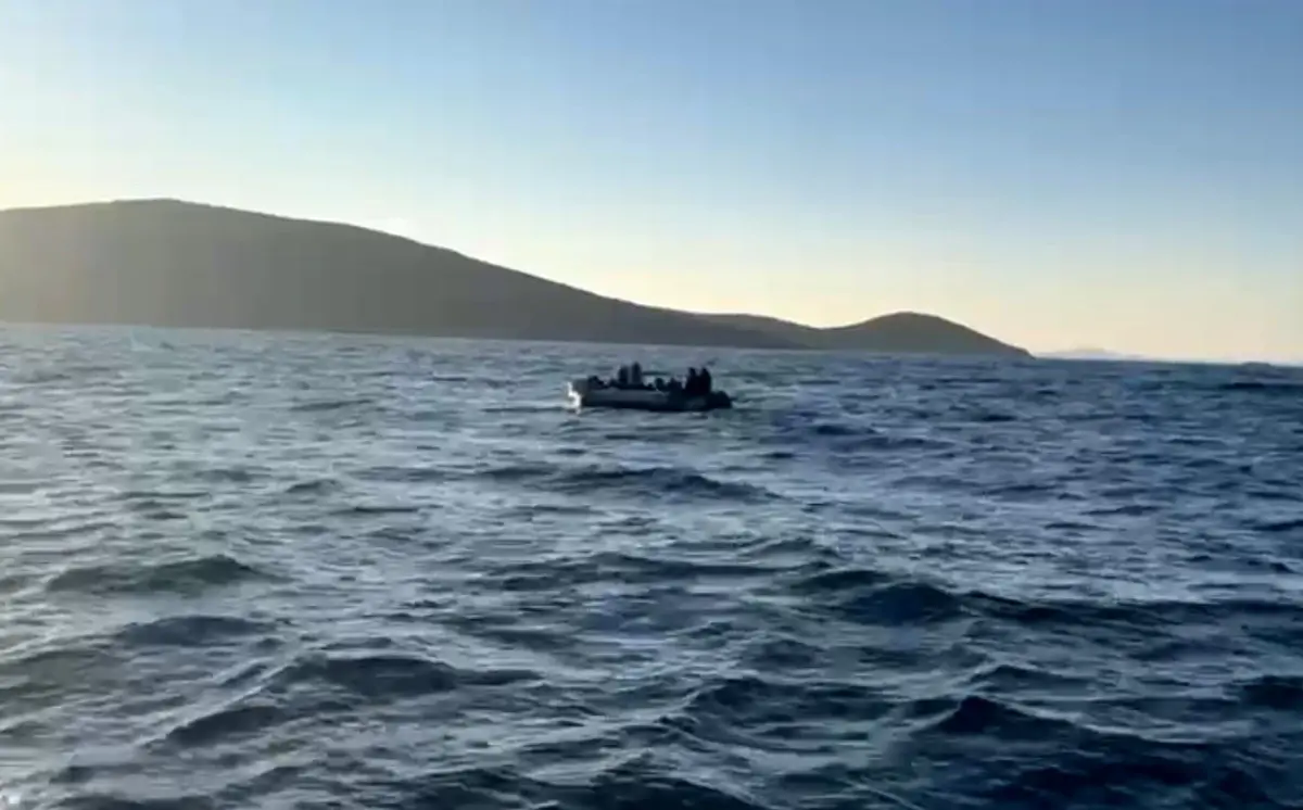 Çeşme'de Umuda Yolculuk: 30 Göçmen Denizden Kurtarıldı 71 cesme aciklarinda 30 sistemsiz gocmen kurtarildi VjISGjkq