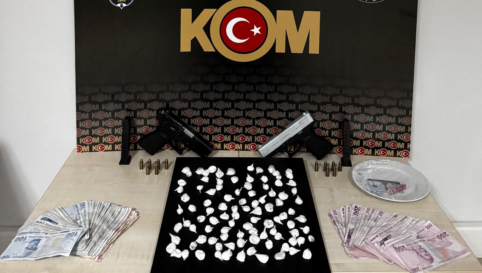 Çeşme'de Silah Baskını: Mesken Soruşturmasında 3 Şüpheli Yakalandı 71 cesmede meskene silah akin sorusturmasi 3 gozalti pk8zGyRY