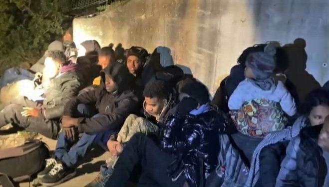 Çeşme'de Düzensiz Göçün Perdesi Aralandı: 25 Gözaltı 71 cesmede25 sistemsiz gocmen yakalandi 8pql8mAh