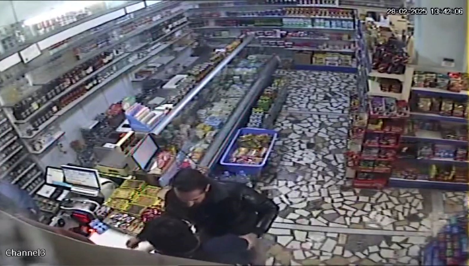 cezaevi firarisi markette dehset sacti bicak cekip mermer firlatti GcCYK6mk