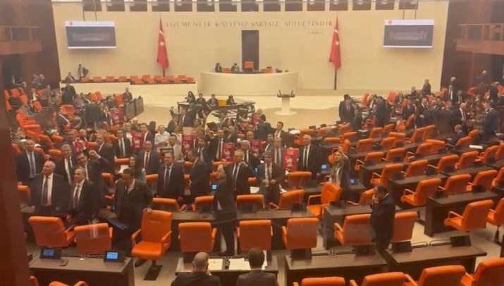 CHP'lilerin Meclis Hamlesi: İmamoğlu Gündemiyle Tansiyon Yükseldi 71 chplilerden mecliste imamoglu hareketi u4uafLZk