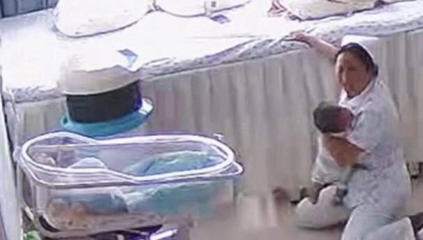 cinde hemsirelerin bebekleri sarsintidan muhafazaya calistigi anlar kameralara yansidi 9zerVBHc