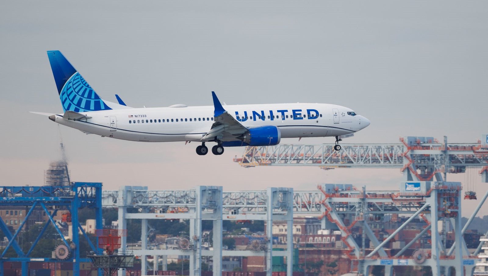 cine giden ucak pilot pasaportunu unutunca abdye geri dondu t2CWcRR5