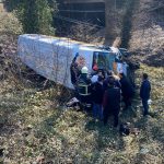 cocuk atletleri tasiyan minibus yere uctu 7 yarali qTHcRJkC