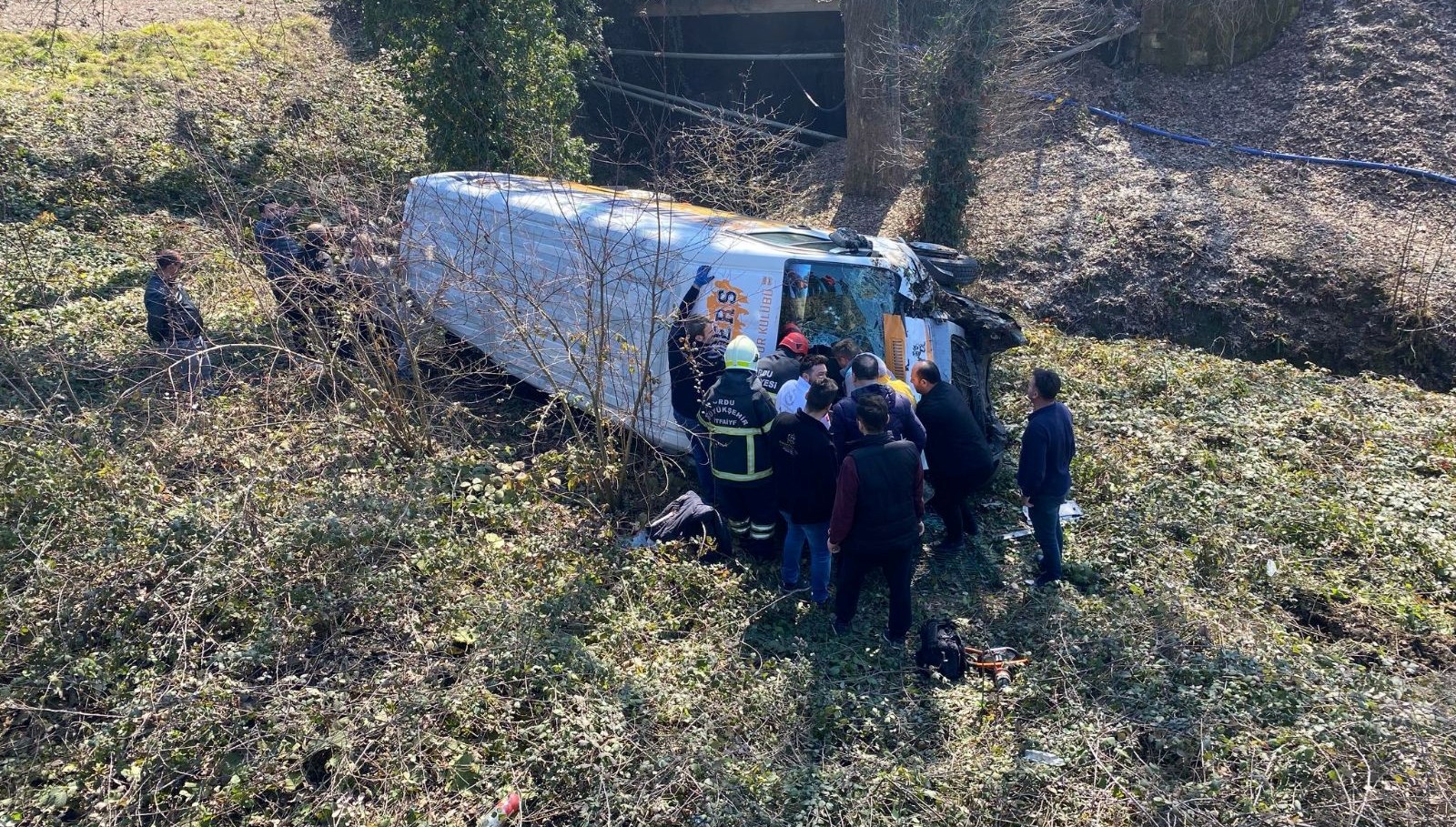 cocuk atletleri tasiyan minibus yere uctu 7 yarali qTHcRJkC