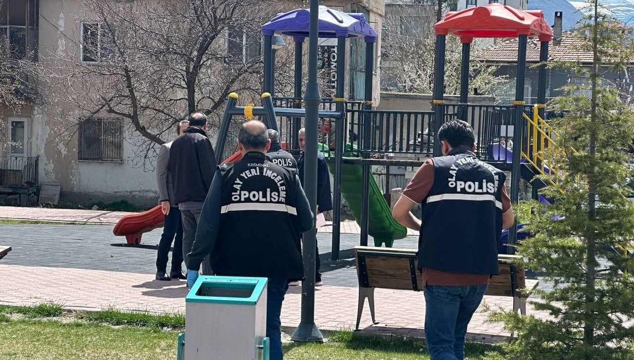 Park Faciası: OYUN ALANI ÖLÜME Mİ DÖNÜŞTÜ? 71 cocuk parkinda dehset 14 yasindaki cocuk oldu MpXUjZAH