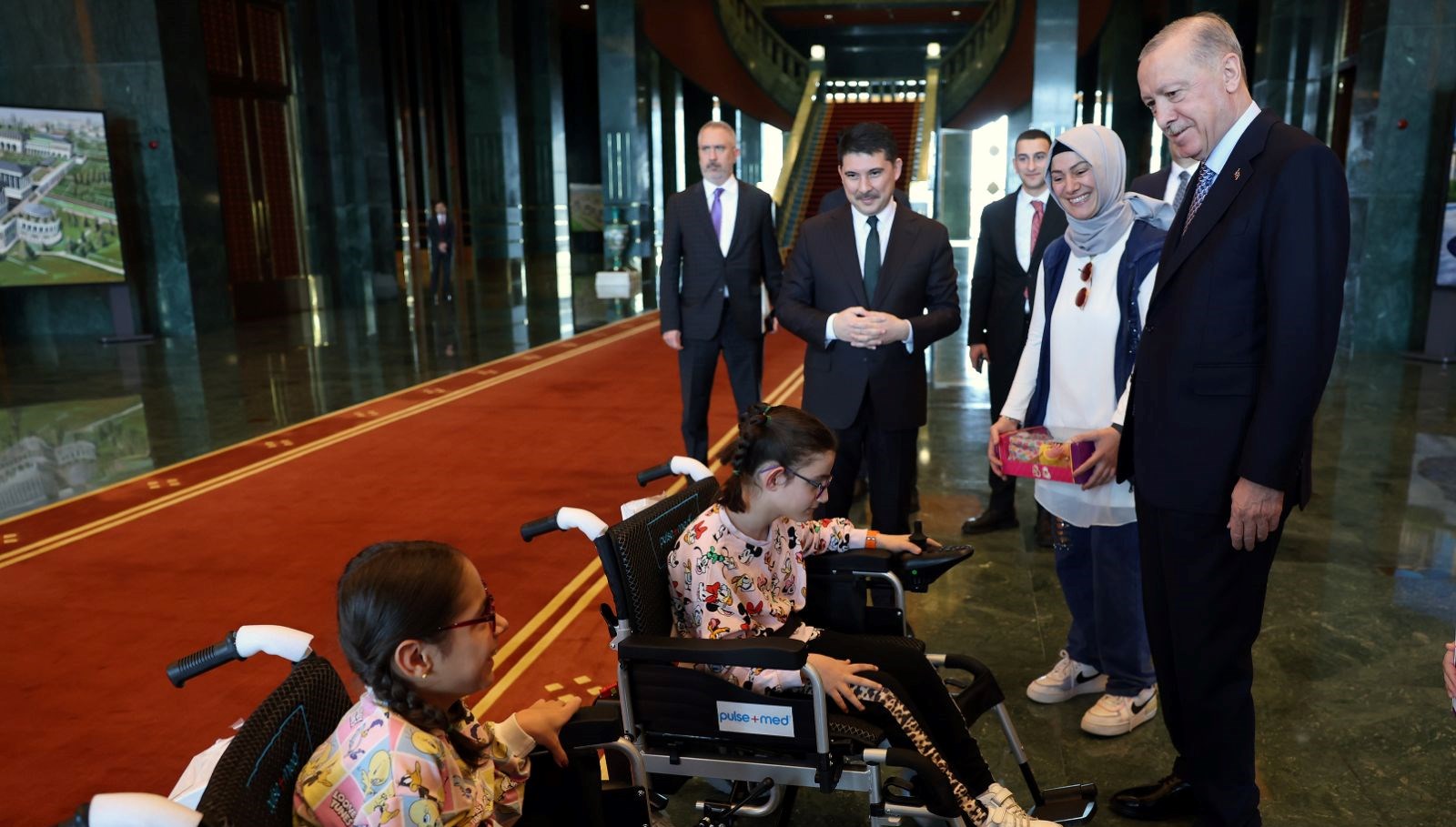 Cumhurbaşkanı Erdoğan'dan Kalpleri Isıtan Kabul: İki Engelli Kız Çocuğuyla Anlamlı Buluşma 71 cumhurbaskani erdogan engelliiki kiz cocugunu kabul etti 43ULDNTQ