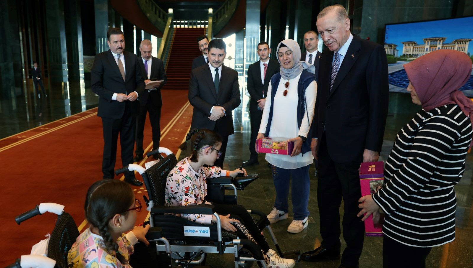 cumhurbaskani erdogandan surpriz kabul engellicocuklaraakulu sandalye armagan etti puL9Tydv