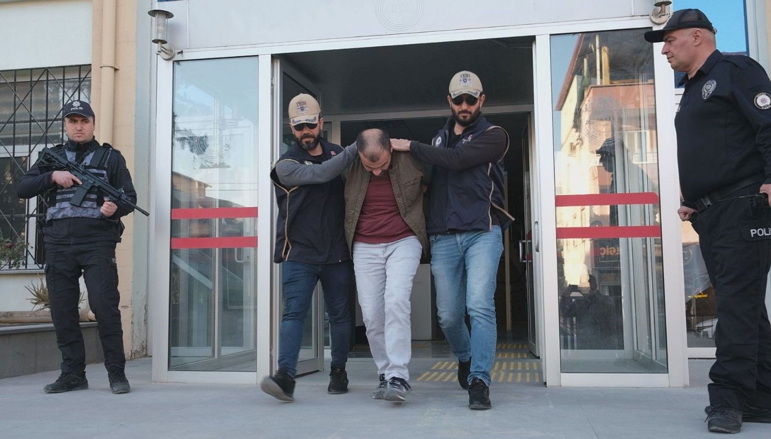 Cumhurbaşkanına Hakaret İddiasıyla Gözaltı 71 cumhurbaskani ve ailesinehakaret eden kisi tutuklandi ydSJgZHI