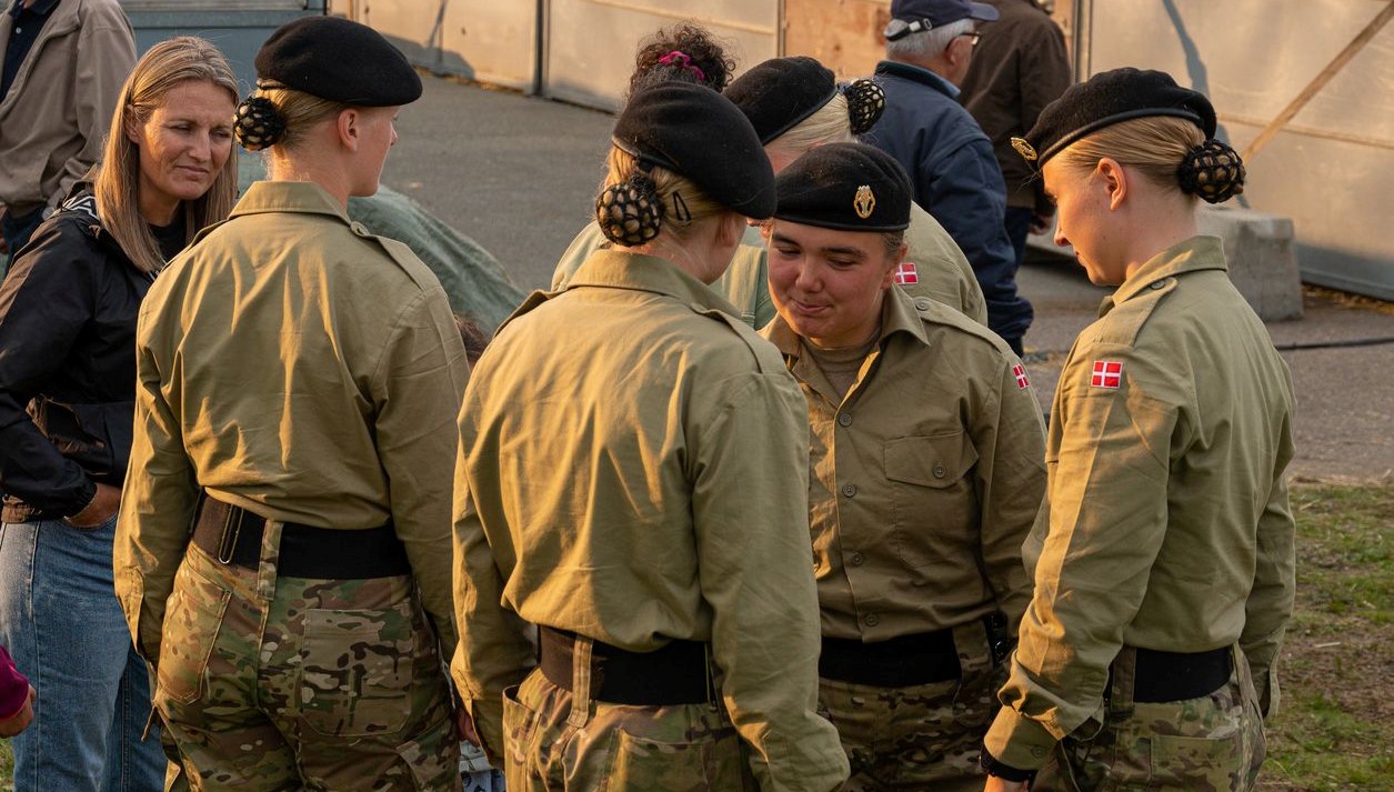 danimarkada bayanlar icin askerlik mecbur hale geliyor T7SM3AE8