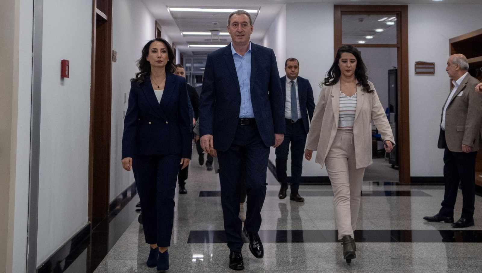 dem parti heyetinden siyasi parti cesidi bugun uc partiile devam edecek Cge1V2qk