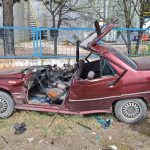 denetimden cikan araba reklam panosuna carpti kSHP4cll