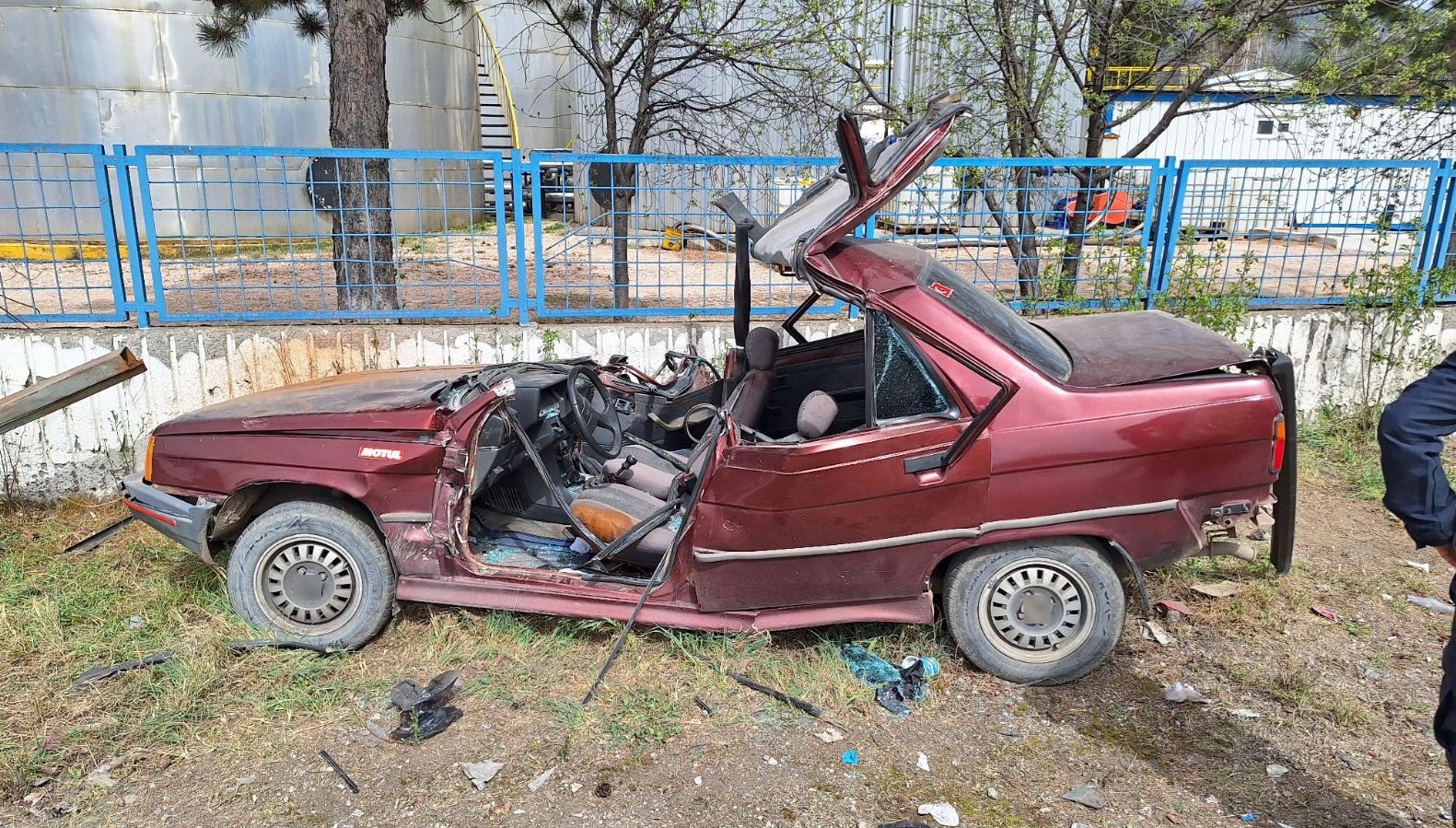 denetimden cikan araba reklam panosuna carpti kSHP4cll