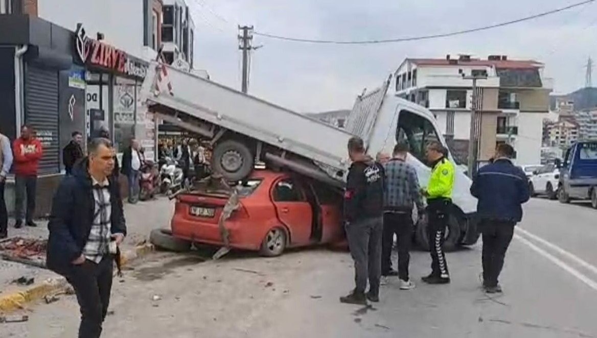 denetimden cikan arac duramadi kamyonetin altina girdi