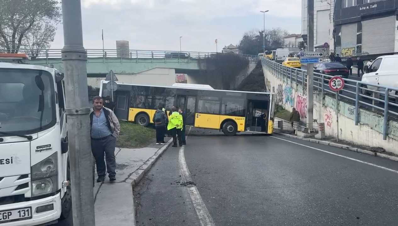 denetimden cikan iett otobusu bariyerlere carpti Jf37Ts6Z