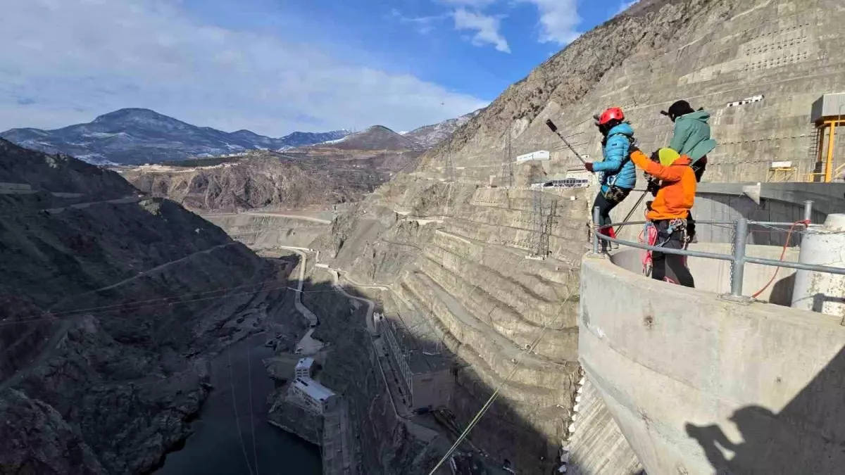 deriner barajinda iple atlama heyecani 8iPrH7Ks