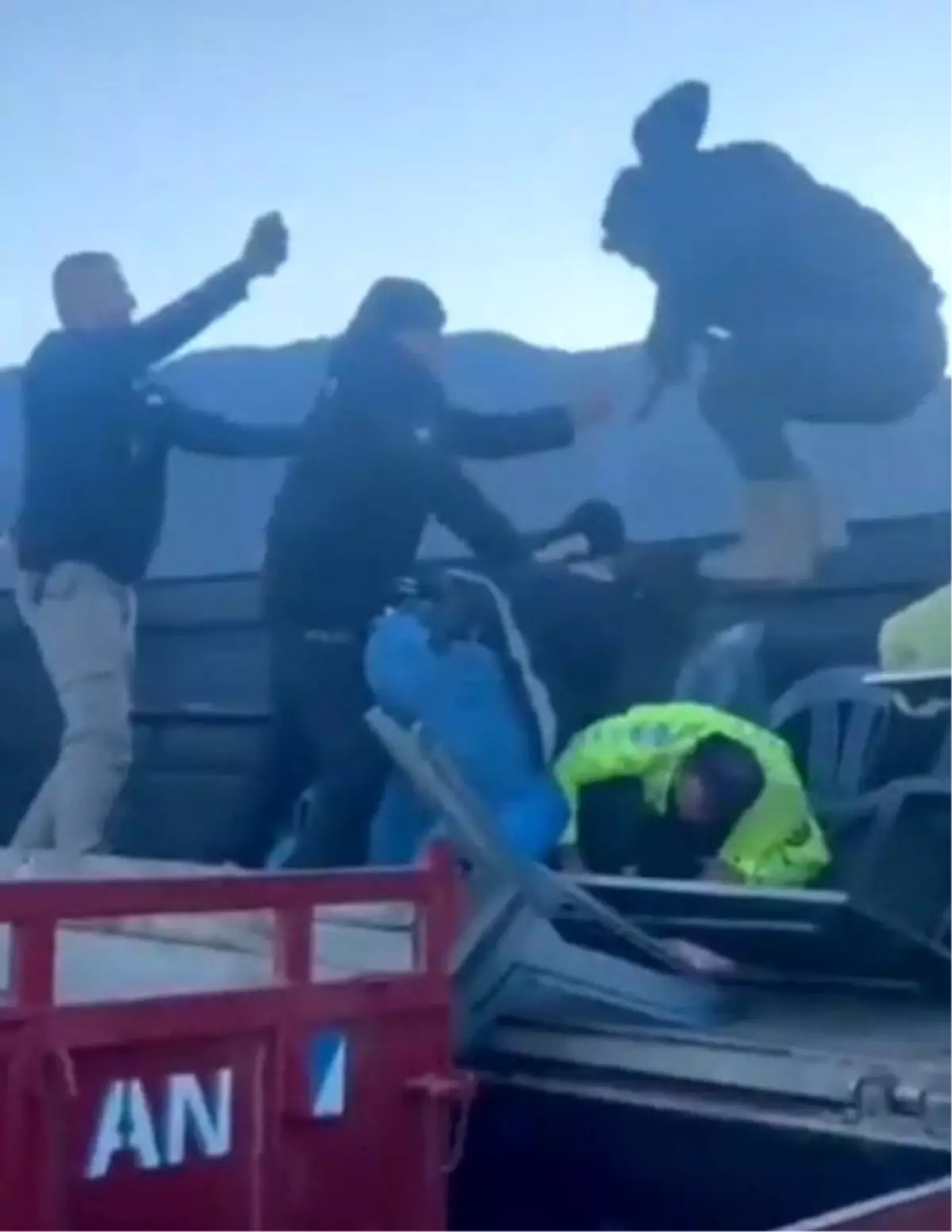 deve guresi senliginde trafik polisine atak sqqvAsGj