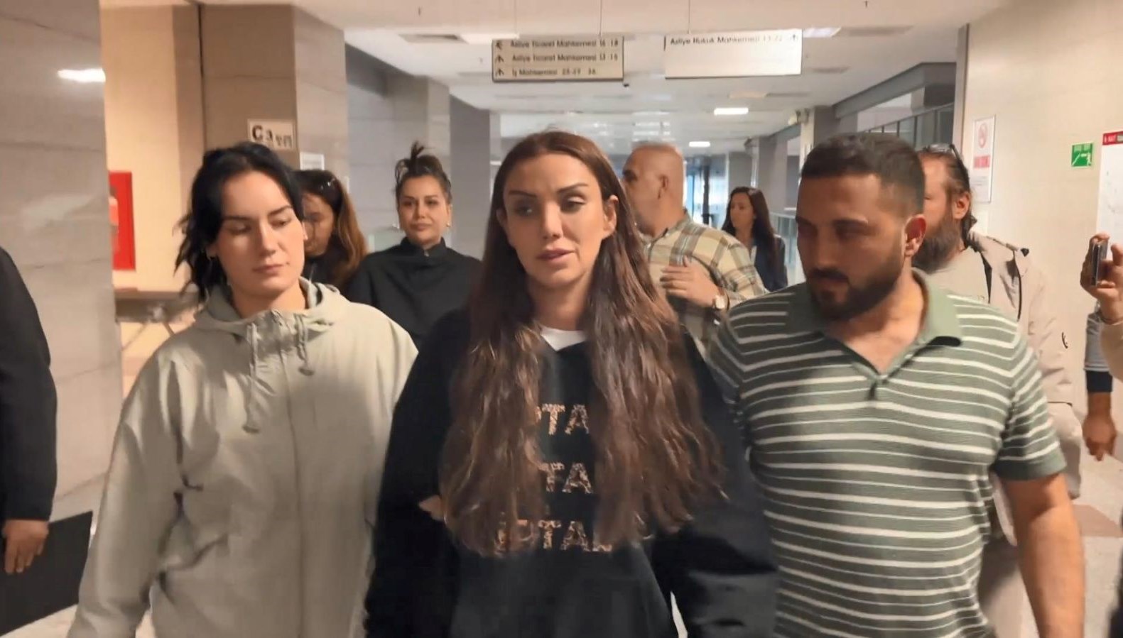 Dilan Polat ve Sıla Doğu Hakkındaki "Hayasızca Hareket" İddiasına Mahkemeden Son Nokta 71 dilan polat ve sila dogu hayasizca hareket davasindan beraat etti KSL1ScTl