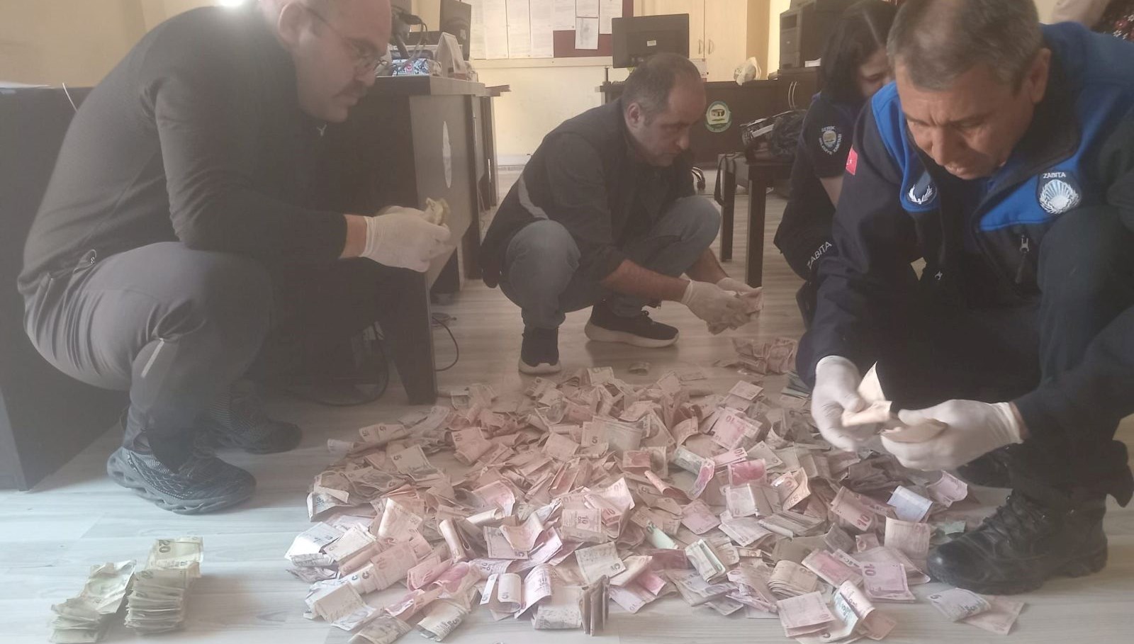 dilencinin uzerinden cikan parayi zabitalar uc saatte saydi ZFuaNOC1