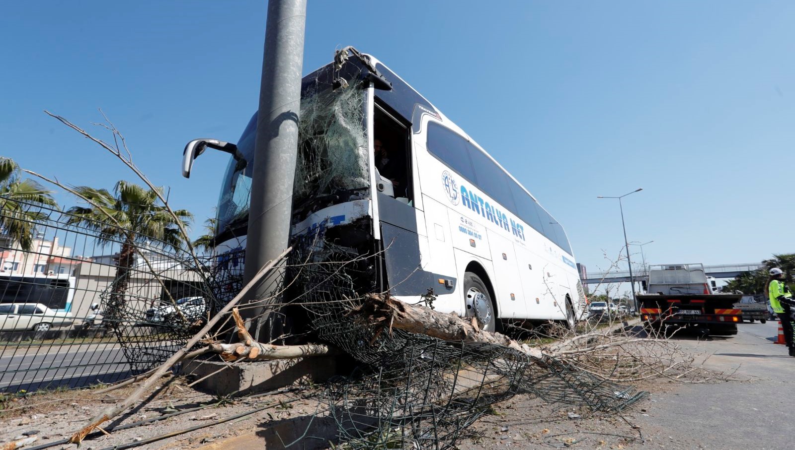 direksiyonu kilitlenen otobus direge capti