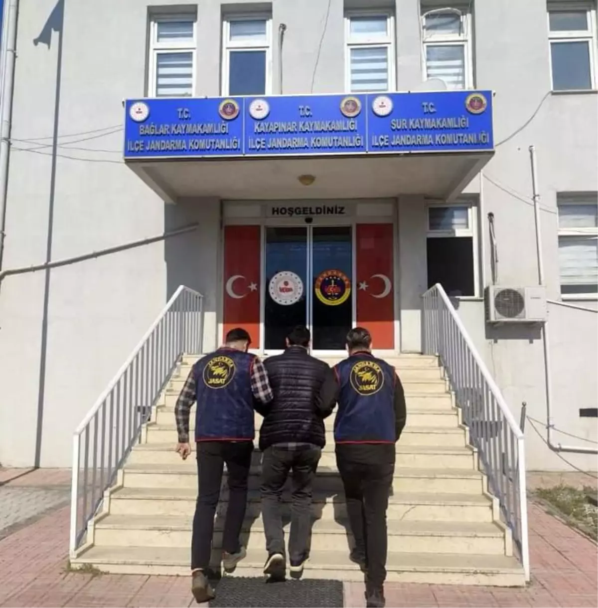 Diyarbakır'da Adalet Kaçağına Son: 10 Yıllık Mahkumiyet Zinciri Kırıldı 71 diyarbakirda 10 yil mahpus cezali firari yakalandi 9ukt1L29