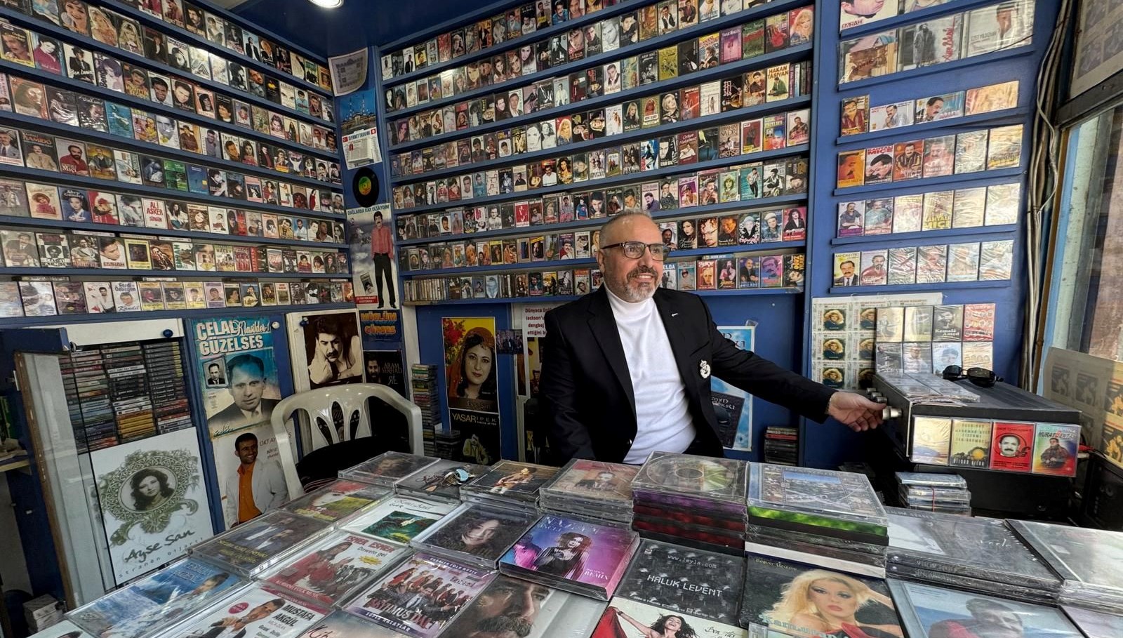 diyarbakirin yarim asirlik kasetcisi 20 metrekarelik dukkaninda teknolojiye meydan okuyor AYzaQOtK