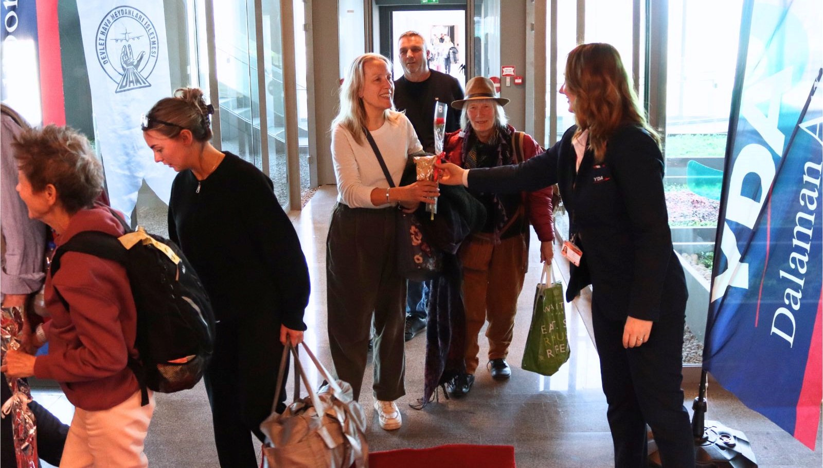 donemin birinci turistlerine cicekli karsilama 2G75XdDB