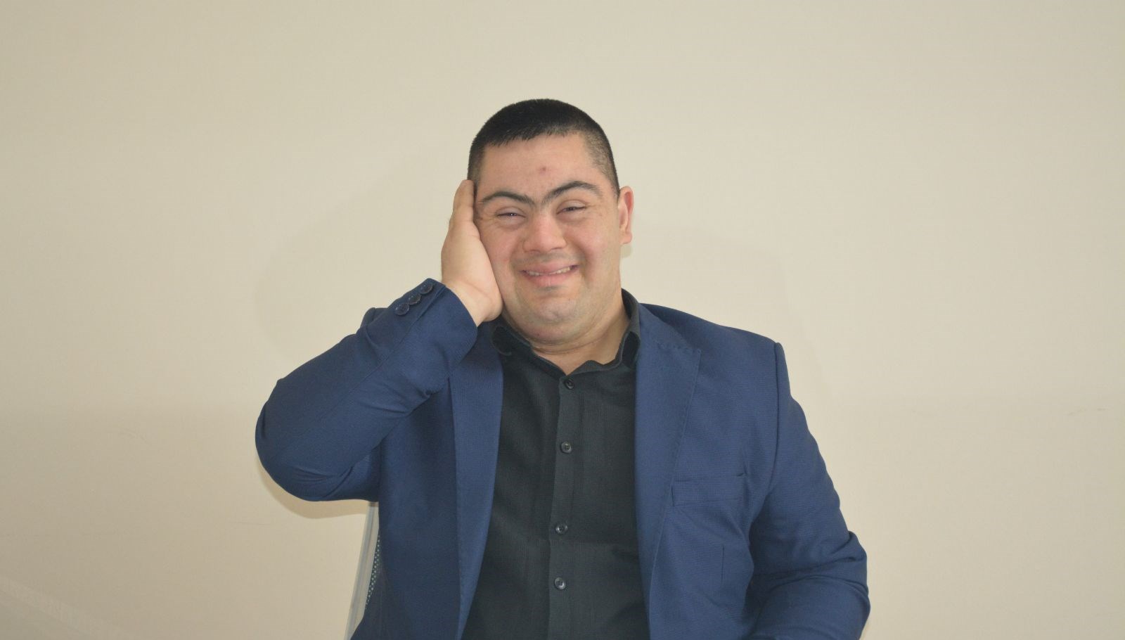 Erdinç'in Sınır Tanımayan Sesi: Down Sendromlu Gençten Duygusal Melodiler 71 down sendromlu 24 yasindaki erdincin en buyuk hay li onu dinleyenleri mest ediyor YmvW86PL