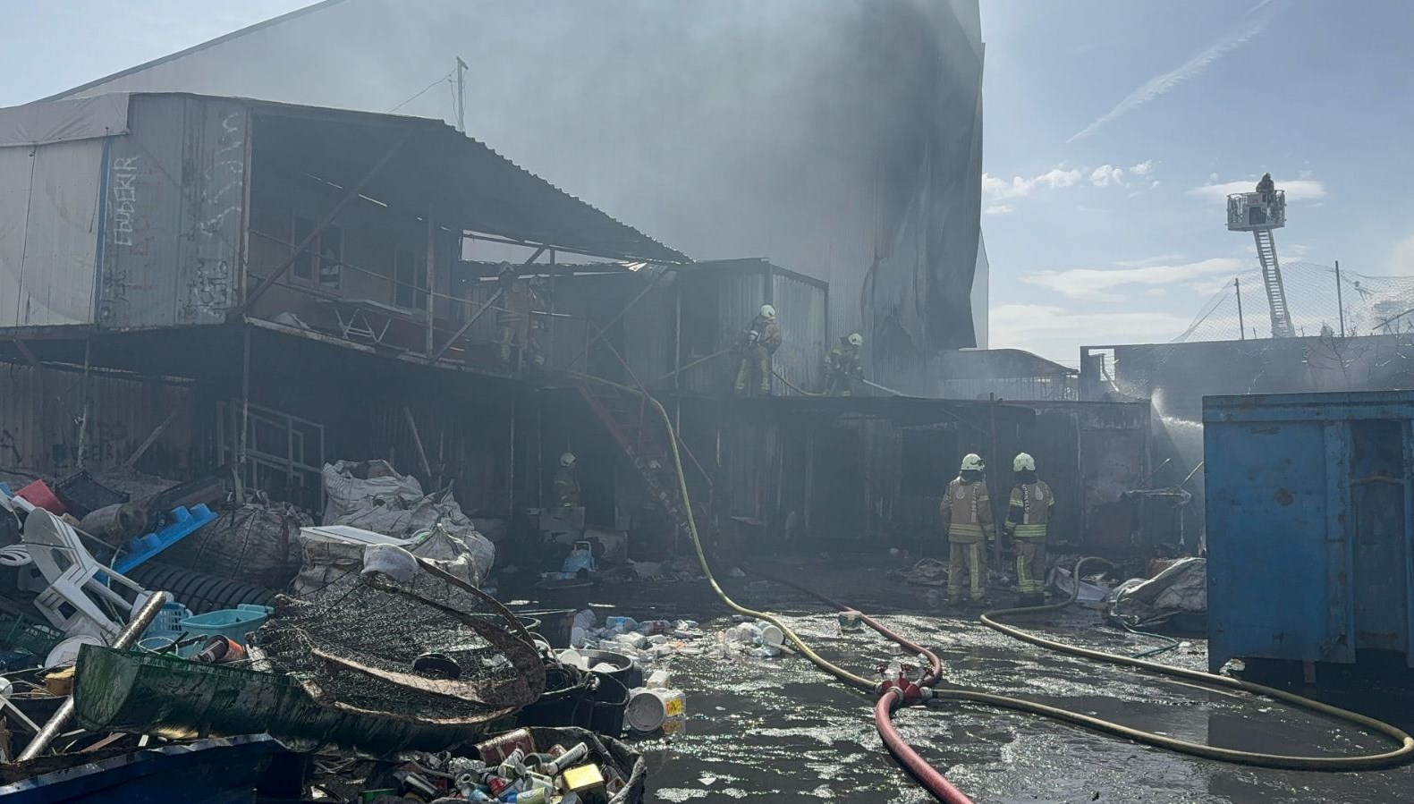 Dudullu'da Alevler Yükseldi: Organize Sanayi Bölgesi'nde Korku Dolu Anlar 71 dudullu organize sanayi bolgesinde yangin z3PV1JBR