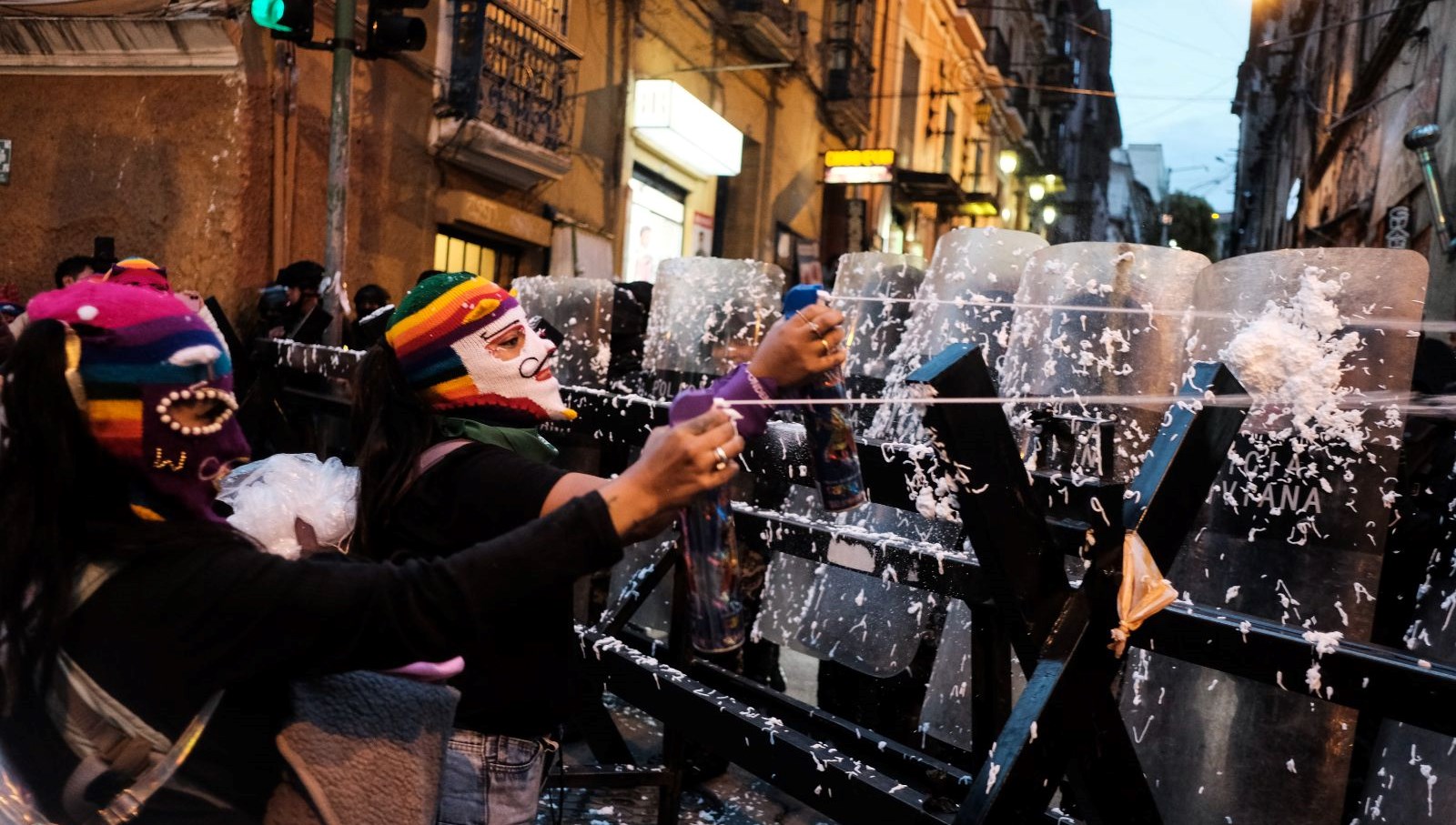 dunyada 8 mart avrupadan asyaya bayanlar sokaklara dokuldu