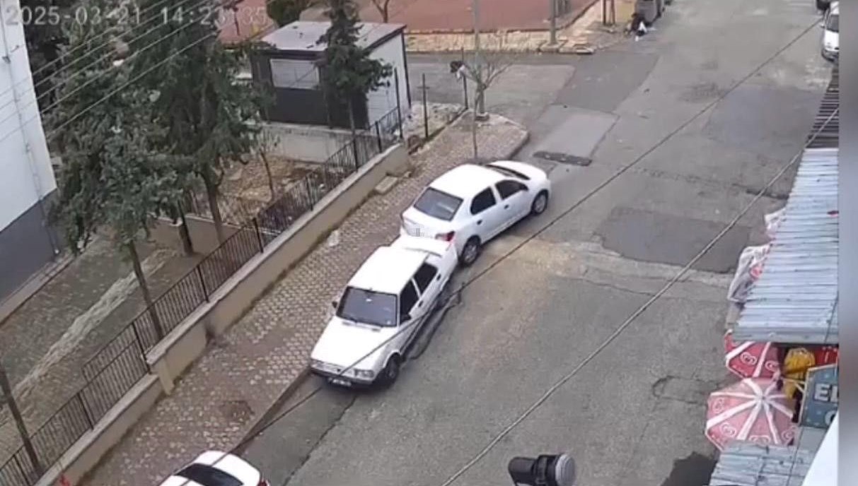 "Parkta Bekleyen Arabaya Frenini Unutarak Çarptı" 71 el frenini cekmeyi unuttu park halindeki arabaya carpti VpP6KE2B