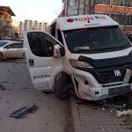 emekci servisi ile araba carpisti yaralilar var vbQ9h8mW