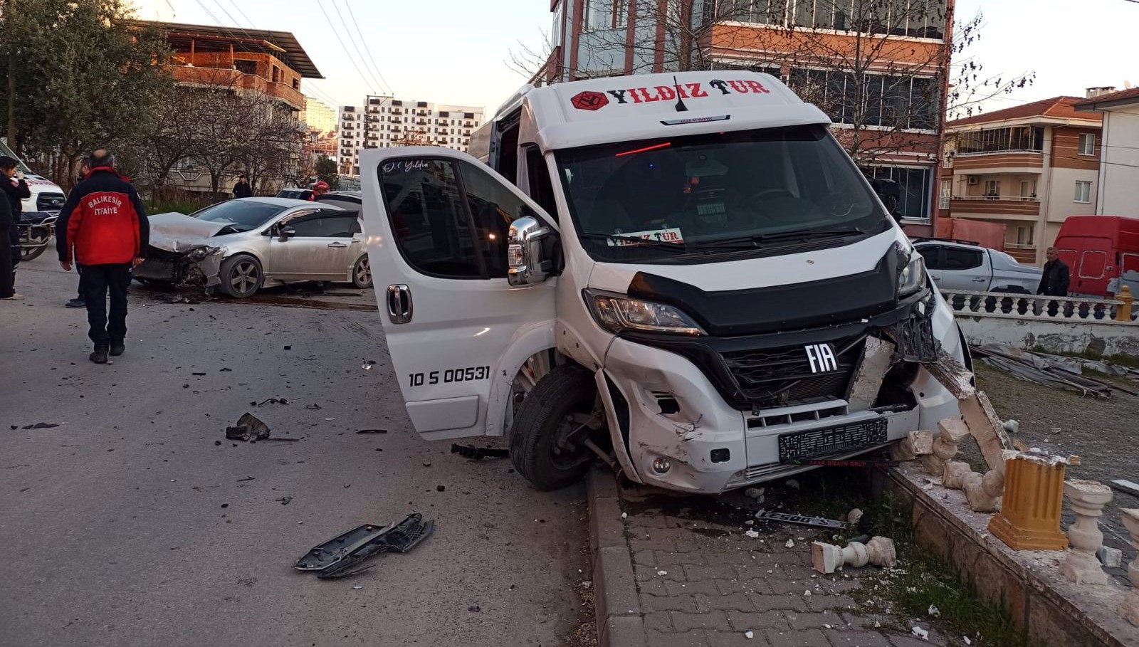 Emekçi Servis Aracı Kazası: Trafik Alarm Veriyor! 71 emekci servisi ile araba carpisti yaralilar var vbQ9h8mW