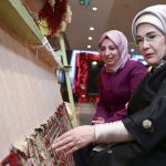 emine erdoganin ilmek attigi hali acik artirmayla satildi geliri depremzede bayanlara bagislanacak RLVPbuJi