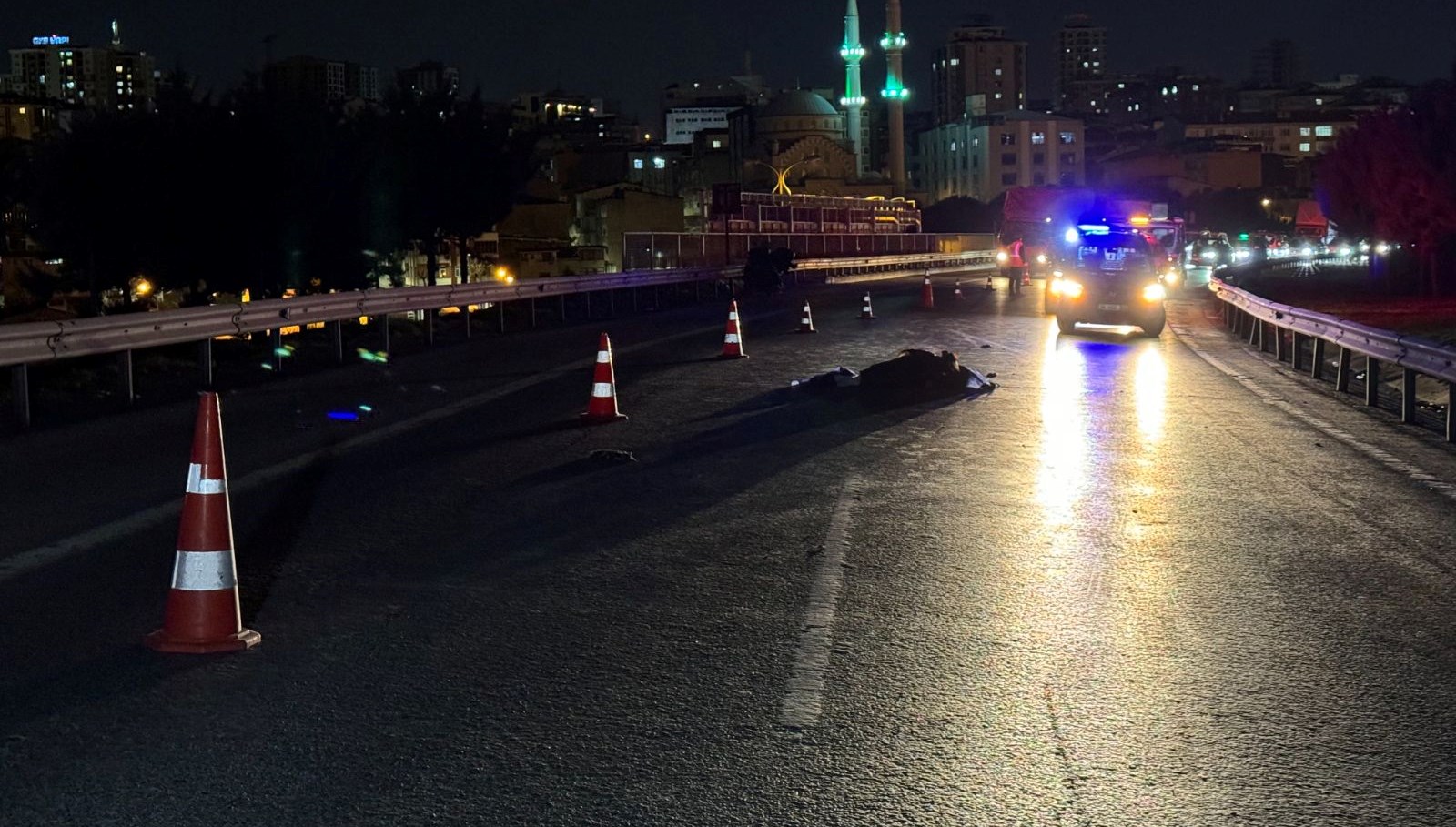 Kurtarıcı Beklerken Ölüm: Emniyet Şeridindeki Feci Kaza 71 emniyet seridinde bekleyen motosikletliye araba carpti tDUpHYjq