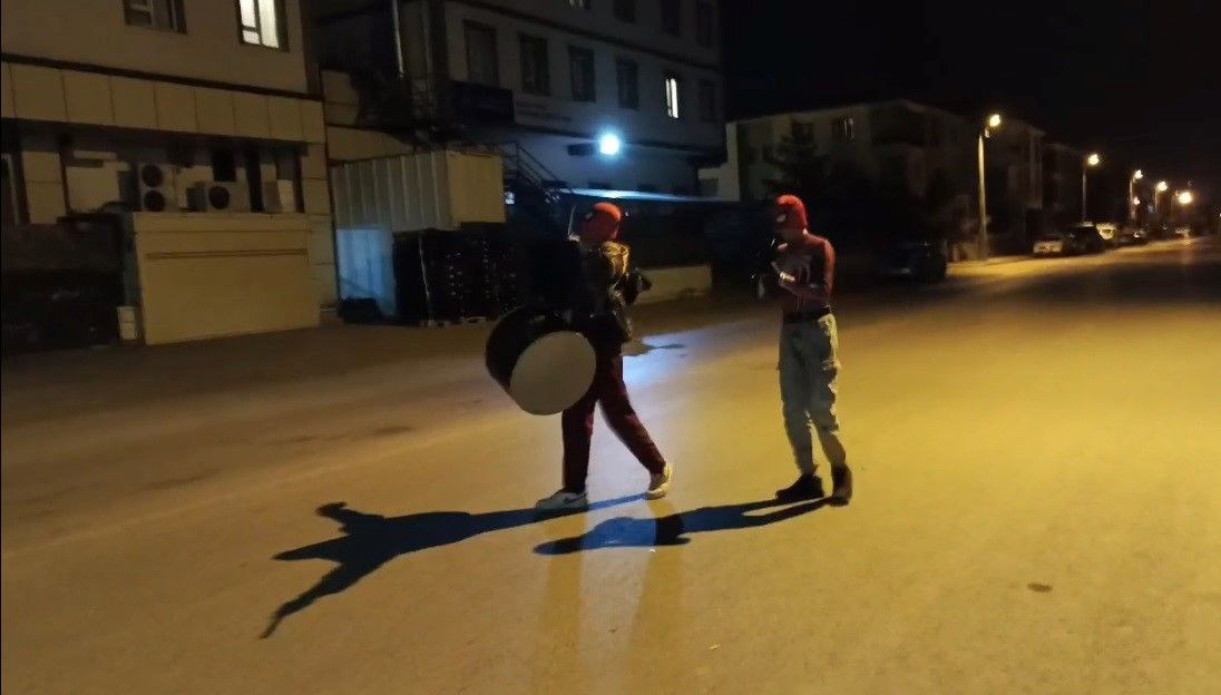 erzincan sokaklarinda sahur orumcek adamlar davul zurna calip maniler soyledi
