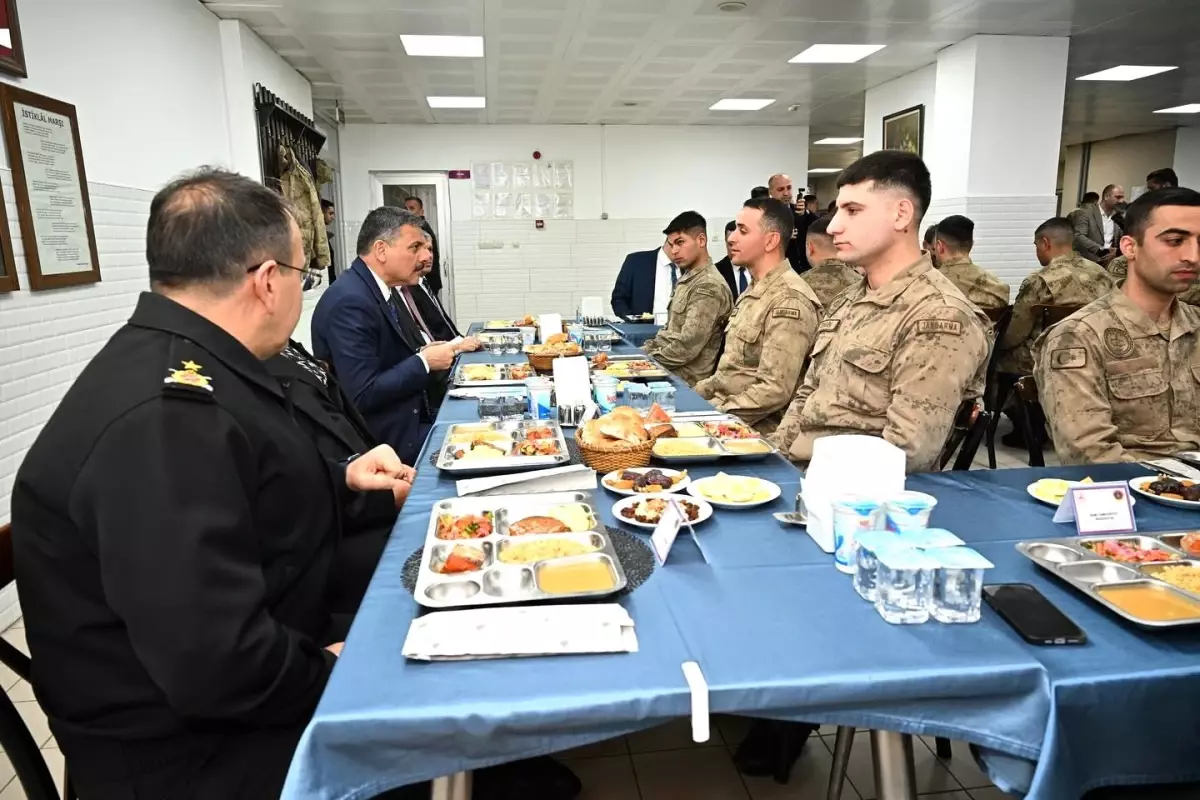 erzurumda kahraman mehmetciklerle iftar programi PAhQIlBP