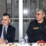 esenyurt belediye lider vekili can aksoy emniyet vazifelileri ile iftar yemeginde bir ortaya geldi iS5vUuOl