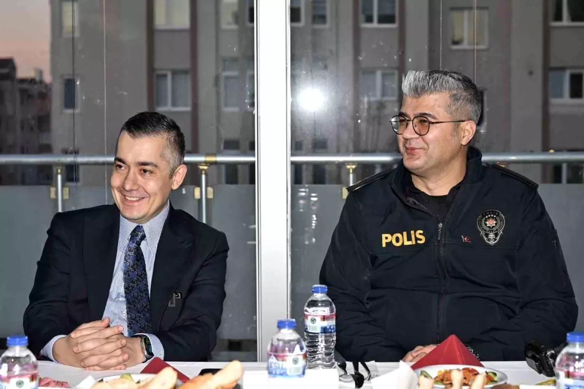 esenyurt belediye lider vekili can aksoy emniyet vazifelileri ile iftar yemeginde bir ortaya geldi iS5vUuOl