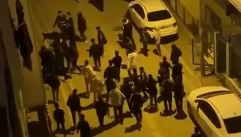 Esenyurt'ta Sopalar Konuştu: Mahallede Gençlik Arbedesi! 71 esenyurtta sopali mahalle baskini gencler birbirine girdi Lh9ztuNH