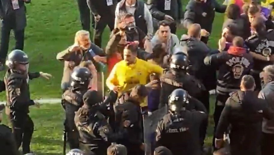 Derbi Sonrası Arbede: Eyüpspor-Konyaspor Maçı Saha İçine Taşan Olaylarla Karıştı, Polis Müdahale Etti 71 eyupsporkonyaspor macinin akabinde ortalik savas alanina dondu polis futbolcularin ortasina girdi zWabYU6u