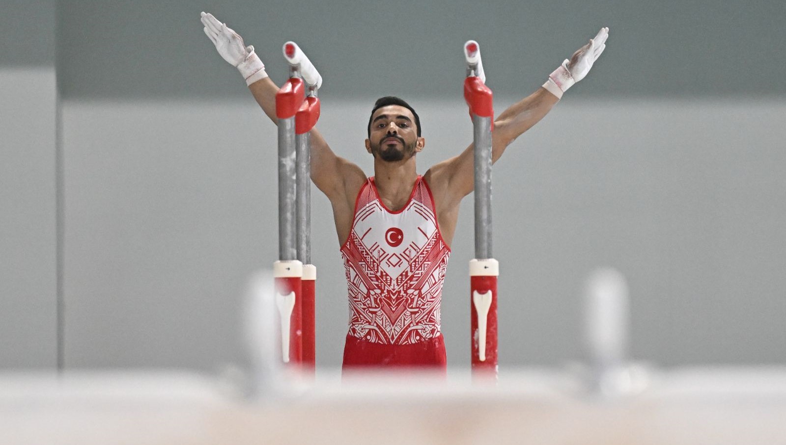 ferhat aricandan paralel bar aletinde altin madalya QIzVi6ru