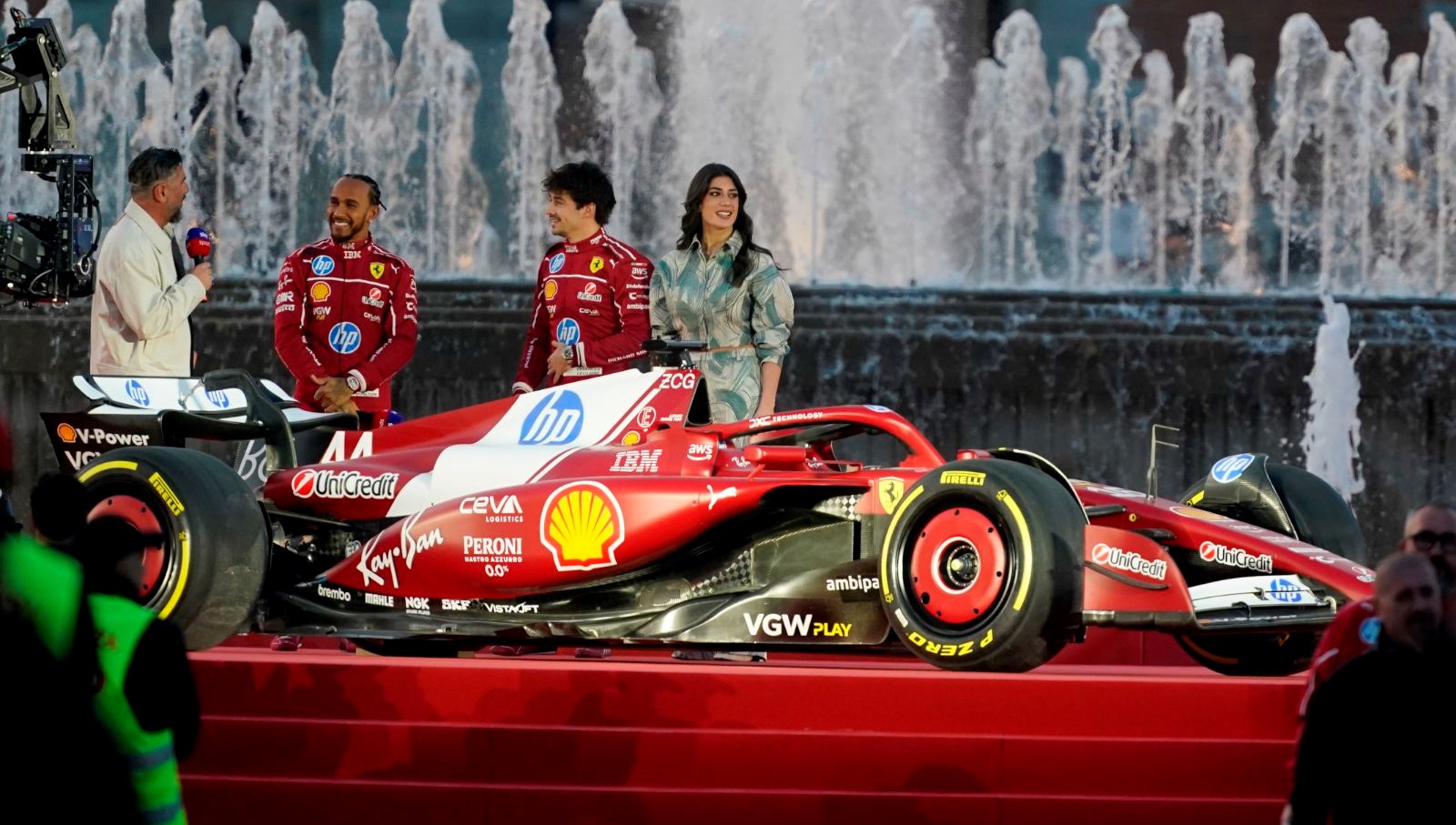 Formula 1'de Yeni Çağ Başlıyor: Hamilton ve Leclerc, 35 Bin Kişilik Dev Gösteriyle Coşturuyor 71 formula 1 yeni donem icin geri sayim lewis hamilton ve charles leclerctan 35 bin 7O8TIykr