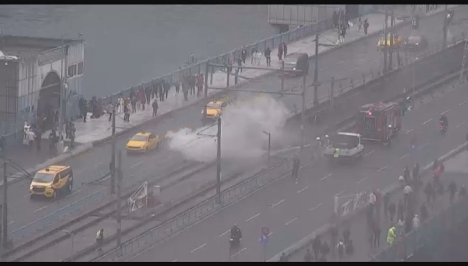 galata koprusunde elektrik kutularinda yangin tramvay seferleri durdu T8HFB2kk